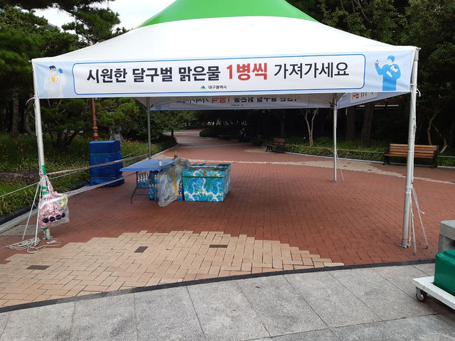 ▲ 대구시는 최근 코로나19 4차 대유행으로 인한 확진자 다수 발생 상황 속에 연일 폭염으로 힘든 의료진의 건강 보호와 검사대기 시민들의 온열질환을 피하기 위해 임시선별검사소 운영시간 조정 등 폭염대책을 마련했다.ⓒ대구시