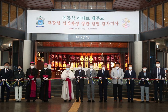 ▲ 유흥식 대주교, 염수정 추기경, 양승조 충남도지사와 김명선 충남도의장 등이 20일 솔뫼성지 천주교 복한예술공간 축성식에 참석해 테이프 커팅을 하고 있다.ⓒ충남도