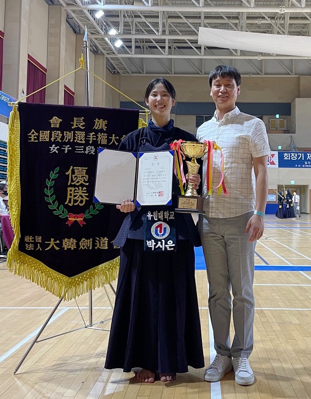 ▲ 제61회 전국검도단별선수권대회 여자 개인전 3단부에 출전해 우승을 차지한 박시은 학생(왼쪽).ⓒ유원대