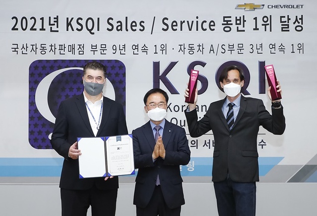 ▲ 카허 카젬 한국GM 사장(사진 왼쪽) ⓒ한국GM