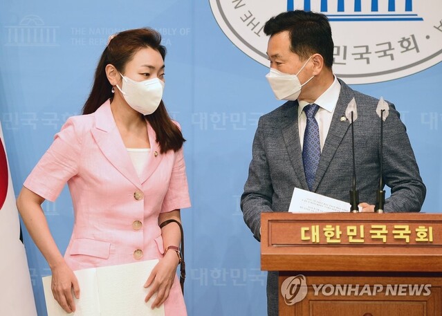 ▲ 국회 문화체육관광위원회 소속 국민의힘 김승수 의원(오른쪽)과 김예지 의원이 21일 국회 소통관에서 '더불어민주당의 언론중재법 개정안 강행처리' 시도 중단을 촉구하는 기자회견을 하고 있다. ⓒ연합뉴스