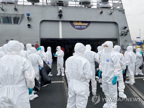 ▲ 코로나19 집단감염이 발생한 청해부대 34진 전원을 국내로 이송하기 위해 출국한 특수임무단이 19일 오후 문무대왕함에 승선해 방역 준비를 하고 있다 ⓒ연합뉴스