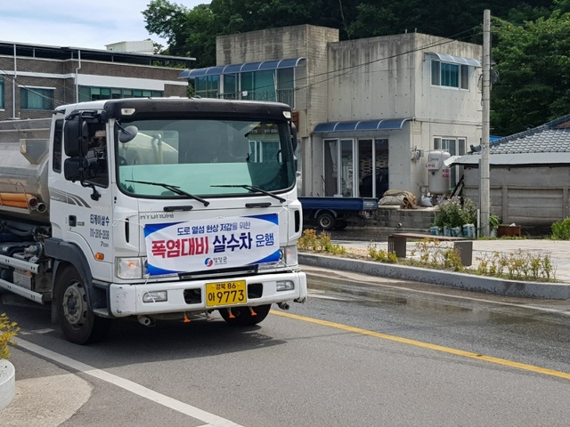 ▲ 7월 중순 들어 폭염이 본격적으로 시작됨에 따라 영양군(군수 오도창)은 군민들의 체감온도 저감 및 폭염피해예방을 위해 21일부터 시가지 도로 살수를 위한 차량을 가동한다.ⓒ영양군