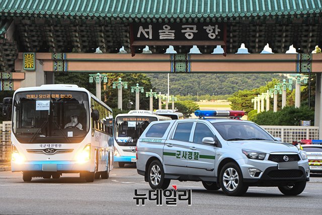 ▲ 지난 20일 저녁 서울공항에 도착한 청해부대 34진 장병들이 버스로 이동하고 있다. ⓒ정상윤 기자.