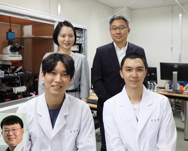 ▲ (왼쪽뒤부터 시계방향)DGIST 뇌·인지과학전공 엄지원 교수, 고재원 교수, 석박사통합과정 김승준, 김진후, 박동석 학생.ⓒDGIST