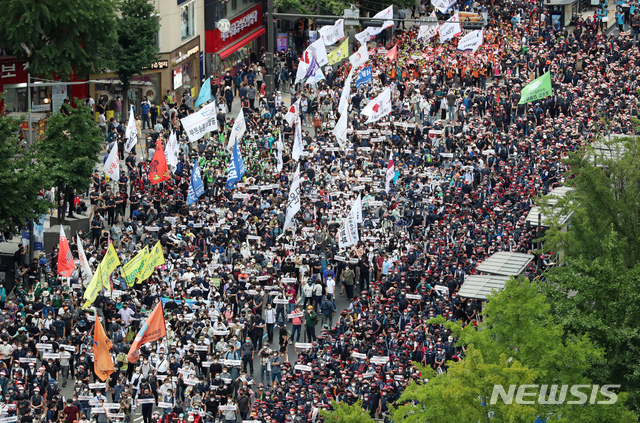 ▲ 지난 3일 전국민주노동조합총연맹 조합원들이 서울 종로구에서 집회를 강행했다. 이날 모인 조합원은 약 8000명으로 추산됐다. ⓒ뉴시스