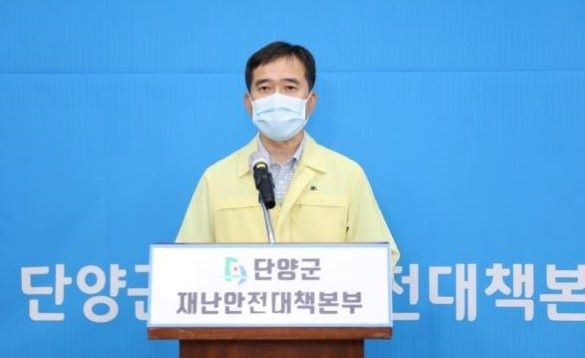 ▲ 박대순 충북 단양부군수가 21일 코로나19 소백산국립공원 관련, 브리핑을 하고 있다.ⓒ단양군