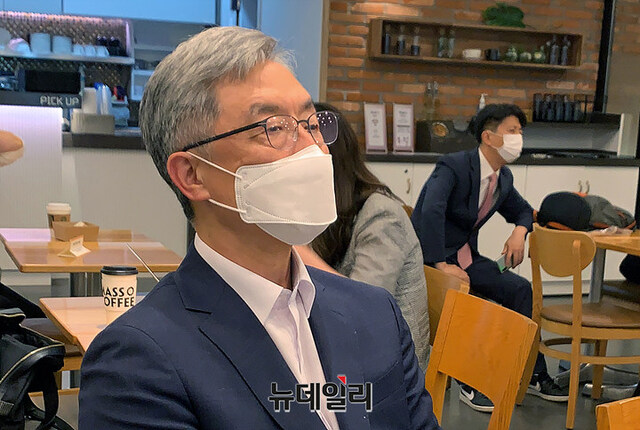 ▲ 최재형 전 감사원장이 20일 오후 서울 여의도 하우스 카페에서 '2022 대선 특별기획: 기적의 나라 대한민국, 7인의 대통령' 노무현 편 강연을 듣고 있다.