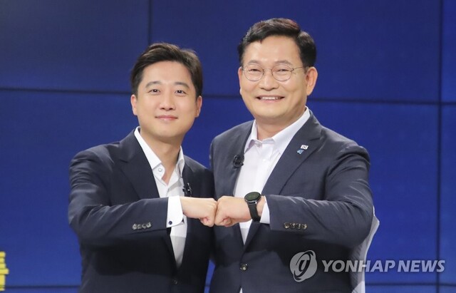 ▲ 더불어민주당 송영길 대표와 국민의힘 이준석 대표가 21일 서울 목동 SBS에서 열린 당 대표 토론 배틀을 마치고 기념촬영을 하고 있다. ⓒ연합뉴스