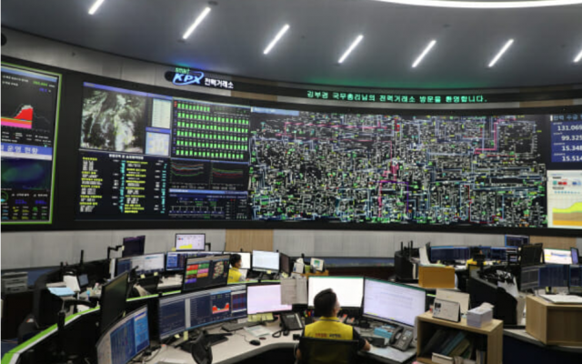 ▲ 역대급 폭염으로 전력수급에 비상이 걸렸다. 정부의 탈원전 정책이 수급불안을 자초했다는 비판이 거세다.(전남 나주혁신도시 한국전력거래소 상황실) ⓒ산업부 제공