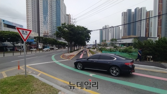 ▲ 포항시 남구 대잠사거리에 들어서는 장례식장 입구가 일반 차량 우회전 차선과 맞물려 있어 차량 추돌 등 사고위험에 노출돼 있다.ⓒ뉴데일리