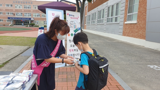 ▲ 성주군청소년상담복지센터는 지난 13일 성주중앙초 전교생 200여명 대상으로 등굣길 아웃리치 활동을 실시했다.ⓒ성주군