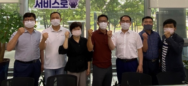 ▲ 충남 천안시 허가과 직원들의 사무실에서 파이팅을 외치고 있다.ⓒ천안시