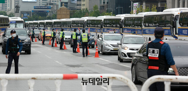 ▲ 경찰이 지난해 10월3일 오후 서울 광화문광장 인근에서 돌발적인 집회·시위가 열리는 것을 차단하기 위해 차량 검문을 실시하고 있다.ⓒ이기륭 기자