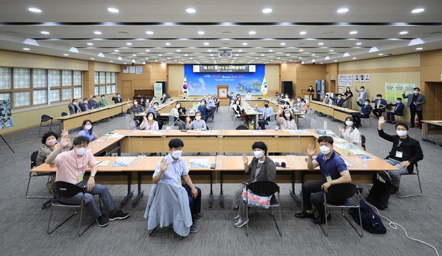 ▲ 경산시 도시재생지원센터는 21일 경산시청 대회의실에서 수강생과 관계자 40여 명이 참석한 가운데 ‘제5기 경산시 도시재생대학’ 입학식을 개최했다.ⓒ경산시
