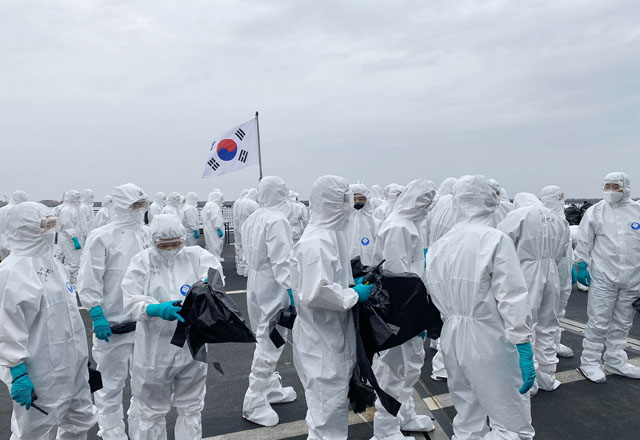 ▲ 문무대왕함에 올라 방역작업 중인 군 관계자들. 코로나 대유행이 지난해부터 시작됐음에도 군 당국의 방역인력 확충 움직임은 보이지 않는다. ⓒ국방부 제공.