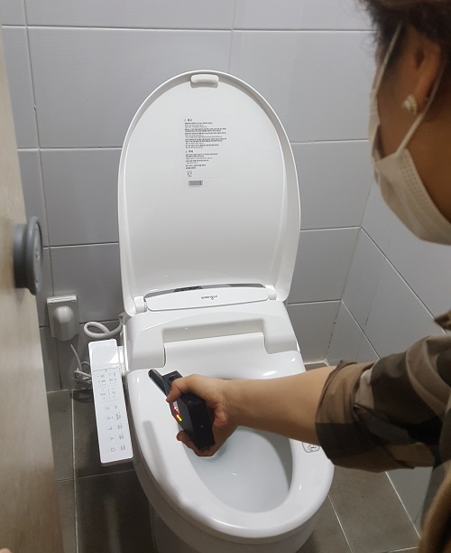 ▲ 세종시교육청이 지역 모든 학교를 대상으로 렌즈탐지기를 통해 불법 카메라 설치 여부를 확인하고 있다.ⓒ세종시교육청