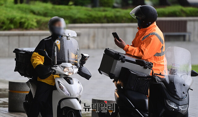 ▲ 서울시내 한 건물 안으로 음식을 배달하는 배달기사들의 모습. ⓒ정상윤 기자