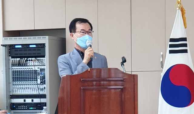 ▲ 김성진 경북도의원(안동, 국민의힘)은 21일 안동상공회의소에서 개최된‘지역혁신·균형발전을 위한 경북지역 토론회’에 참석해 ‘지방소멸시대 생존전략으로써 지방분권의 중요성’에 대해 주제발표를 가졌다.ⓒ경북도의회