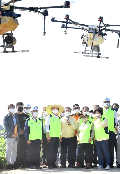 ▲ 경북농업기술원은 22일 상주시 사벌들(사벌국면 두릉리)에서 ‘경북 청년농업인 드론 병해충 방제단’이 벼 잎도열병 긴급방제에 나섰다.ⓒ경북도