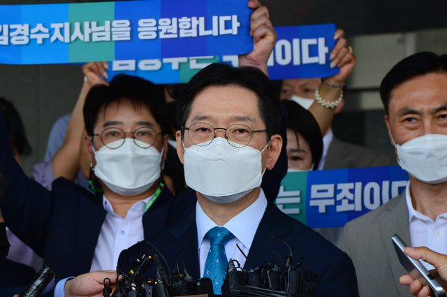 ▲ 김경수 전 경남지사가 21일 경남도청 현관입구에서 대법원 유죄 선고에 대한 입장을 밝히고 있다. ⓒ뉴시스