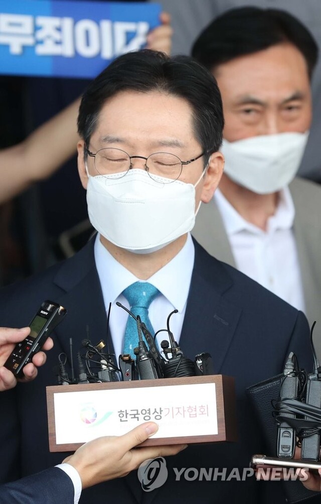 ▲ '드루킹 댓글 여론 조작' 사건에 연루돼 징역 2년이 확정된 김경수 전 경남도지사가 경남도청에서 21일 입장 표명 중 생각하고 있다. ⓒ연합뉴스