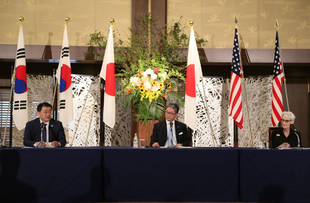 지난 21일 일본 도쿄에서 열린 한미일 외교차관 회의. 코로나 때문에 멀찍이 떨어져 앉았다. ⓒ외교부 제공.