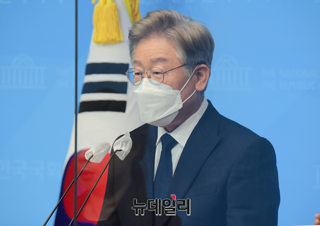 ▲ 대선출마를 선언한 이재명 경기지사가 22일 오전 국회 소통관에서 기본소득 정책발표를 하고 있다. ⓒ이종현 기자