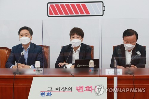 ▲ 국민의힘 이준석 대표(가운데)가 22일 오전 서울 여의도 국회에서 열린 최고위원회의에서 발언하고 있다 ⓒ연합뉴스