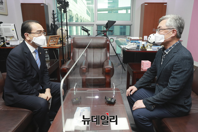 ▲ 국민의힘 대권주자인 최재형 전 감사원장이 22일 오후 서울 여의도 국회의원회관에서 태영호 국민의힘 의원을 만나 대화를 나누고 있다. ⓒ이종현 기자