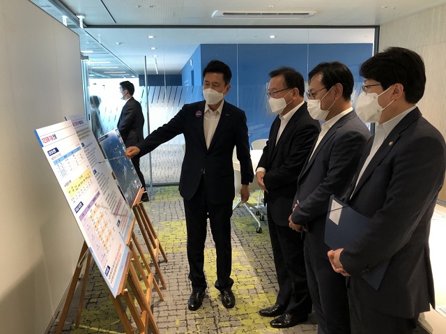 ▲ 이강덕 포항시장이 김부겸 국무총리에게 지진피해 지원 상황을 설명하고, 피해회복을 위한 특별대책들을 건의하고 있다.ⓒ포항시