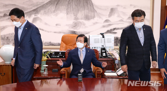 ▲ 윤호중(오른쪽) 더불어민주당 원내대표와 김기현(왼쪽) 국민의힘 원내대표가 22일 서울 여의도 국회의장 집무실에서 박병석 국회의장과 기념촬영 후 자리로 향하고 있다. ⓒ뉴시스