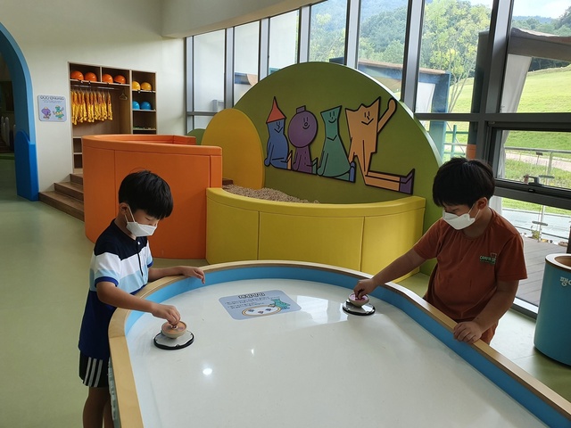 ▲ 지난 5월 개관한 ‘성주 성산동 고분군 전시관’ 내 어린이체험실이 7~8월 휴가·방학철을 맞아 어린 자녀를 둔 학부모들로부터 꾸준히 사랑받으며 아이들과 함께 꼭 가볼만한 곳으로 부상하고 있다.ⓒ성주군