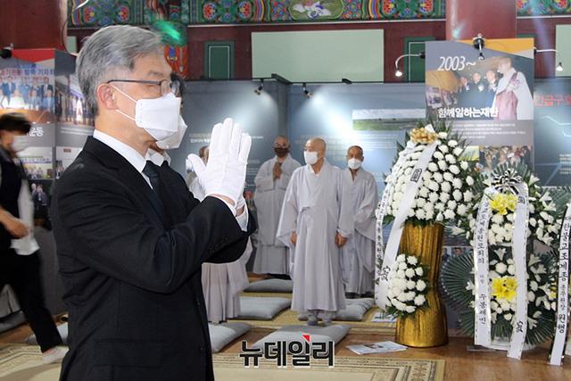 ▲ 국민의힘 대권주자인 최재형 전 감사원장이 23일 전북 김제시 금산사에 마련된 태공당 월주(月珠) 대종사 빈소를 조문하고 있다.ⓒ정상윤 기자(사진=최재형 캠프)