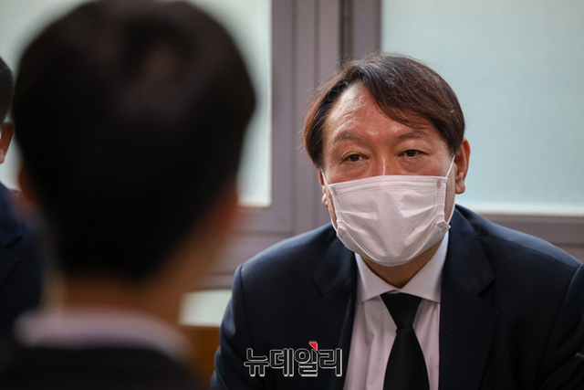 ▲ 윤석열 전 검찰총장이 22일 오후 천안함 용사 고 정종율 상사의 부인 정경옥 씨의 장례식장을 방문해 유족을 위로하고 있다 ⓒ 뉴데일리DB