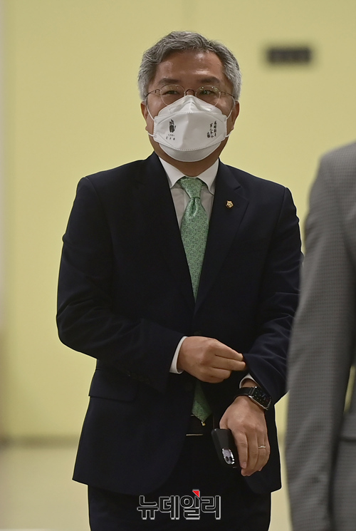 ▲ 조국 전 법무부 장관 아들에게 허위 인턴활동 확인서를 써주고 선거운동 과정에서 혐의를 부인하며 거짓 해명했다는 의혹으로 재판에 넘겨진 최강욱 열린민주당 대표가 지난 6월8일 오전 서울 서초구 서울중앙지법에서 열린 선고공판에 입장하고 있다. 자료사진. ⓒ정상윤 기자
