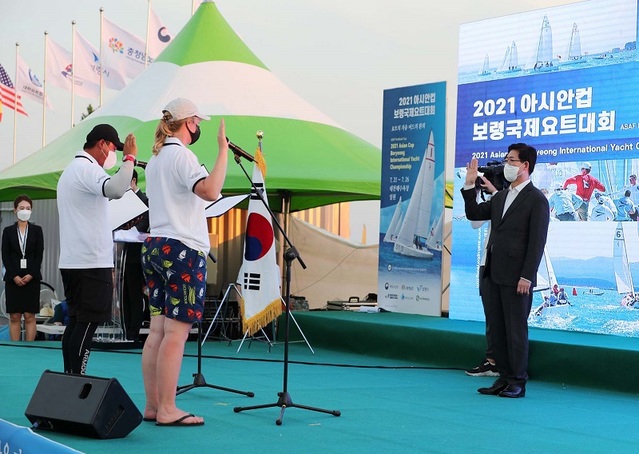 ▲ 양승조 충남도지사가 23일 보령에서 열린‘2021 아시안컵 보령국제요트대회’의 개회식에서 대표선수로부터 선서를 받고 있다.ⓒ충남도