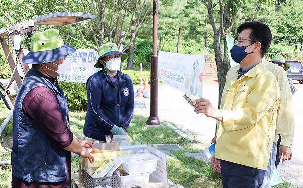 ▲ 허태정 대전시장이 지난 24일 불볕더위 속에서도 코로나19 현장 점검을 실시했다.ⓒ대전시