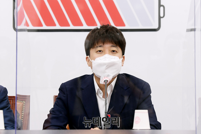 ▲ 이준석 국민의힘 대표가 지난 21일 오전 국회에서 열린 중진의원 연석회의에서 모두발언을 하고 있다.ⓒ이종현 기자(사진=공동취재단)