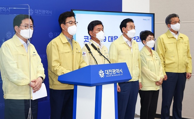 ▲ 허태정 대전시장이 25일 시청에서 긴급브리핑을 통해 오는 27일부터 사회적 거리두기를 수도권과 같은 4단계로 격상한다고 밝혔다. 허 시장의 긴급 브리핑에는 대전 5개 구청장이 배석했다.ⓒ대전시