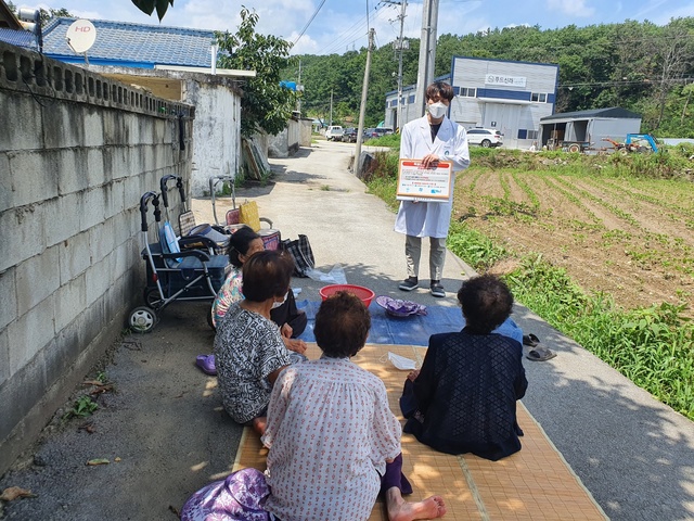 ▲ 칠곡군은 고혈압, 당뇨병 등 만성질환자와 65세 이상 노인 등 건강취약계층을  대상으로 폭염대비 ‘방문건강관리서비스’를 강화한다.ⓒ칠곡군