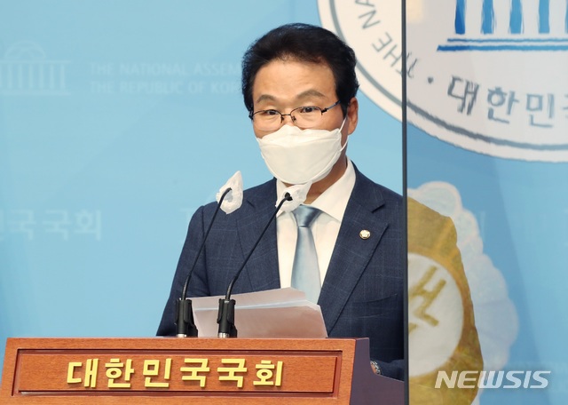 ▲ 김용판 국민의힘 의원이 25일 서울 여의도 국회 소통관에서 기자회견을 열고 윤석열 전 검찰총장을 향해 대통령 후보로서의 자질 및 철학, 도덕성에 관한 공개 질문을 하고 있다.ⓒ뉴시스(사진=공동취재단)