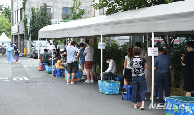 ▲ 25일 오전 대구 수성구 보건소 코로나19 선별진료소에서 시민들이 검사를 받기 위해 줄 서 기다리고 있다. ⓒ뉴시스