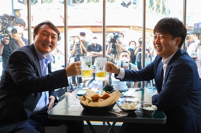 ▲ 이준석 국민의힘 대표(오른쪽)와 윤석열 전 검찰총장이 25일 오후 서울 광진구 한 치킨집에서 회동을 하며 건배하고 있다.ⓒ윤석열 캠프 제공