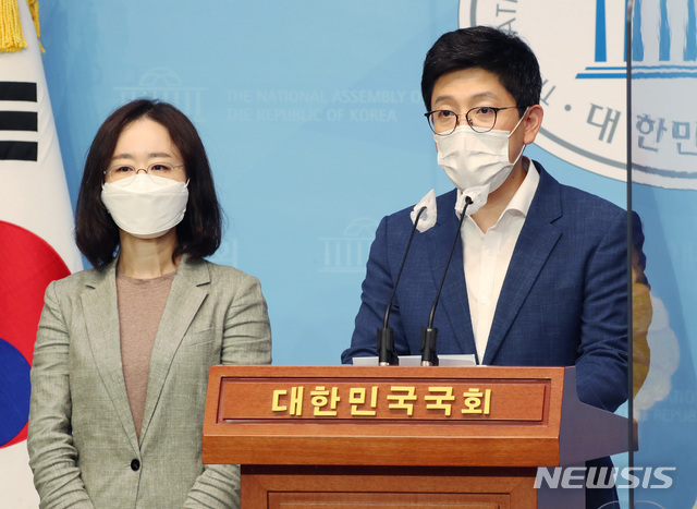 ▲ 윤석열 대통령 예비후보 선거 캠프의 김병민 신임 대변인이 25일 오후 서울 여의도 국회 소통관에서 캠프 인선 명단을 발표하고 있다. 왼쪽은 윤석열 캠프의 최지현 부대변인.ⓒ뉴시스(사진=공동취재단)