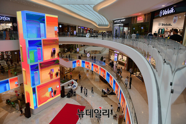 ▲ 정부·여당이 스타필드나 롯데몰과 같은 복합쇼핑몰에 ‘월 2회 의무 휴업’ 등 강도 높은 규제를 검토하고 있어 관련 업계의 시름이 깊어지고 있다. 코로나19 여파로 유통시장 중심이 온라인으로 빠르게 넘어가는 상황에서 이러한 규제는 과도하다는 지적도 나온다.ⓒ뉴데일리DB