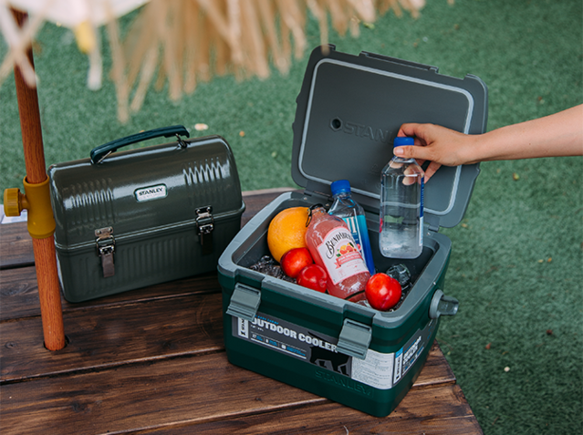 ▲ 이마트가 라이브방송에서 판매중인 스탠리 아웃도어 캠핑용품.ⓒ이마트