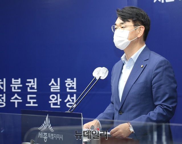 ▲ 더불어민주당 대선 경선 후보인 박용진 의원이 26일 오전 세종시청 정음실에서 공약발표 기자회견을 열고 세울 특별시와 세종특별자치시의 두 개의 도시를 개헌을 통해 분권형 대통령이 되겠다고 밝히고 있다.ⓒ이길표 기자