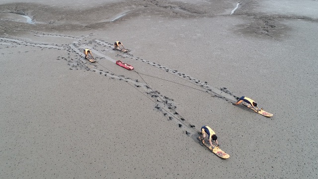 ▲ 충남소방본부가 26일 전국 최초로 갯벌인명구조대를 출범시켰다. 사진은 이날 갯벌에 고립된 인명 구조 훈련 장면이다.ⓒ충남소방본부