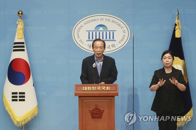 ▲ 국민의힘 장기표 김해을 당협위원장이 26일 오전 국민의힘 중앙당 기획조정국에 대선 예비후보 등록을 한 뒤 국회 소통관을 찾아 기자회견을 하고 있다. ⓒ연합뉴스